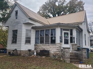 300 S Locust St, Mc Leansboro, IL 62859