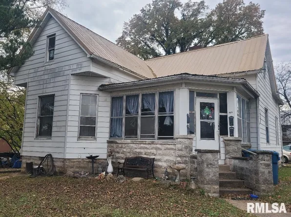 300 S Locust St, Mc Leansboro, IL 62859