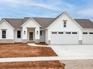 W5813 Edgewood Dr, Menasha, WI 54952
