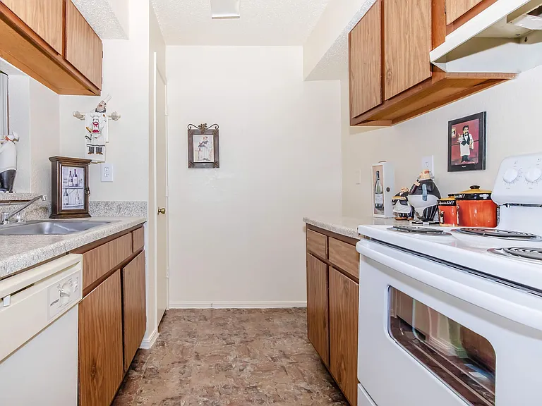 Cobblestone Apartments — Photo 41
