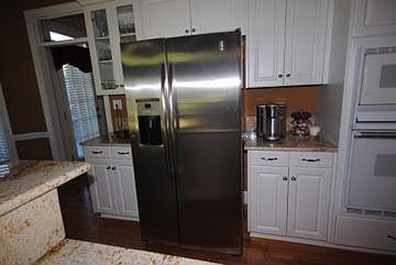 Kitchen frig conveys