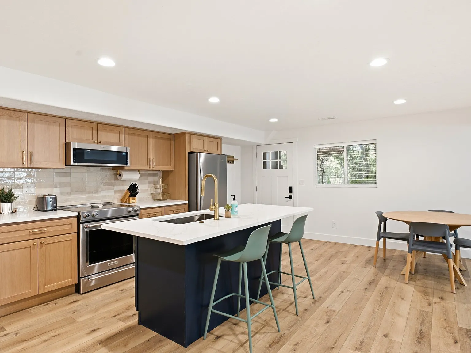 Bright 1 bd/1 ba/1 office basement apartment with W/D -- Fully furnished — Photo 1