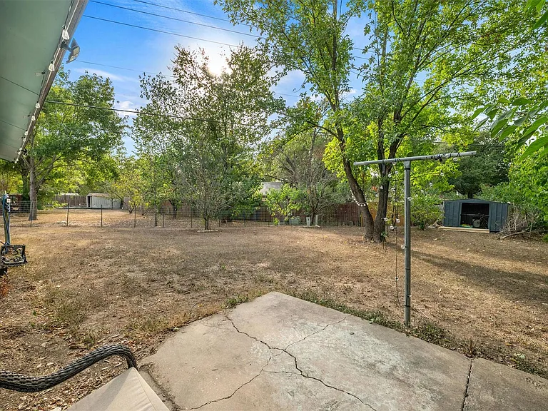 2523 E Stassney Ln — Photo 24
