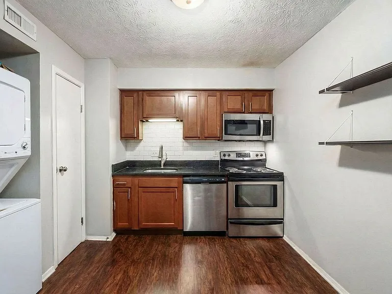1393 Summit St #B — Photo 5