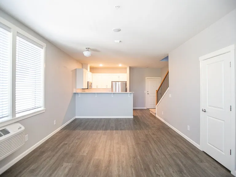 7100 N Greenwich Ave — Photo 9
