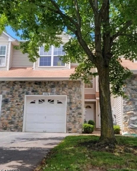 1076 Oakcroft Ln — Photo 1