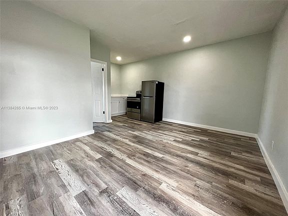 3rd image of 806 NW 7th Ter #10