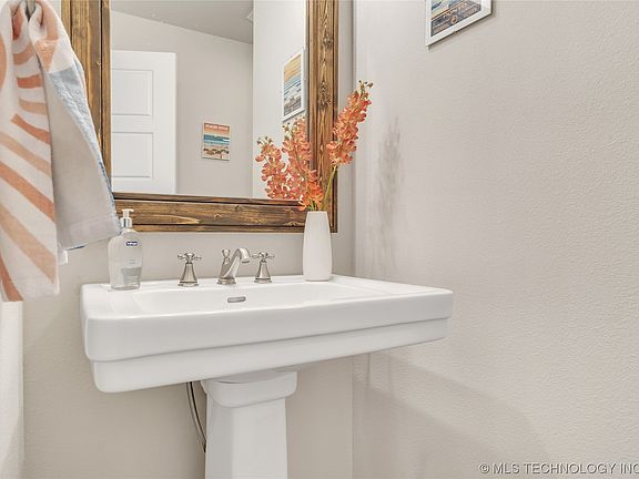 4th image of 6617 S Palm Ave