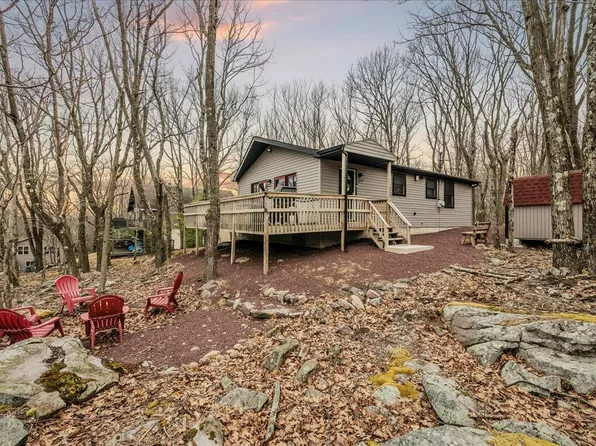 137 Skye Dr, Lake Harmony, PA 18624