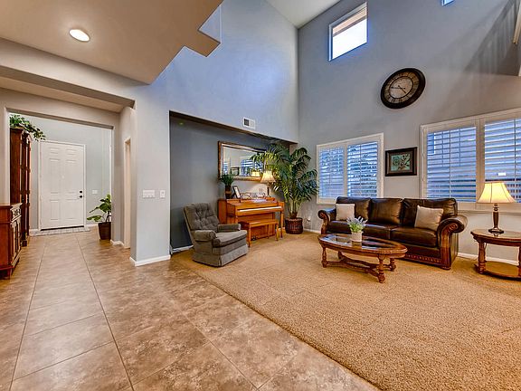 5th image of 633 Edgewater Dr