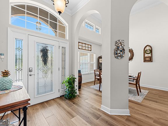 3rd image of 104 Lake View Ct