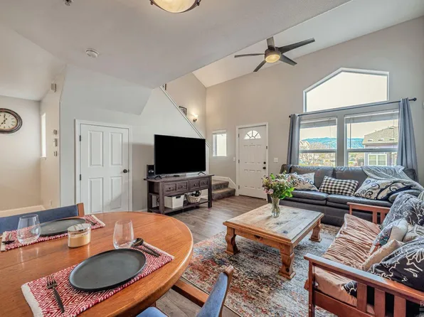 123 Treadway Court, Cloverdale, CA 95425