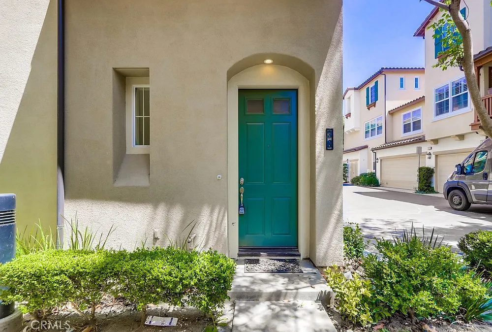 2 bed, 2.5 bath, 1304 sqft, $3,600 — Photo 2