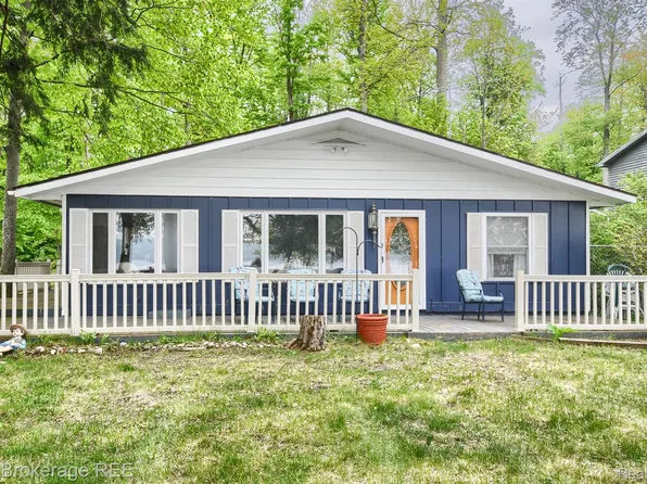 8433 Woodland Dr, Honor, MI 49640