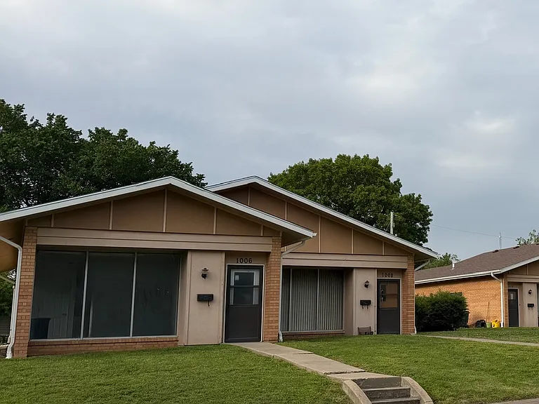 1006 Elm St — Photo 1