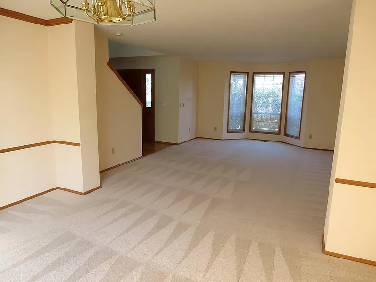 Huge dinning / family room. Separate family room upstairs