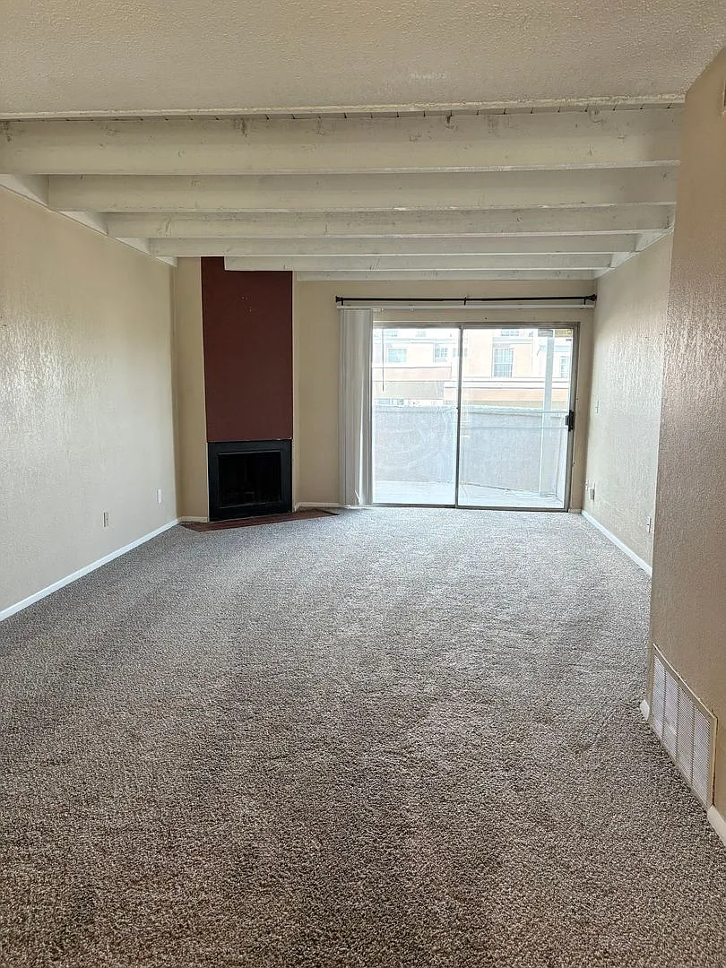 2 Bedroom Lower Level Unit - All Utilities Included Off Academy — Photo 3