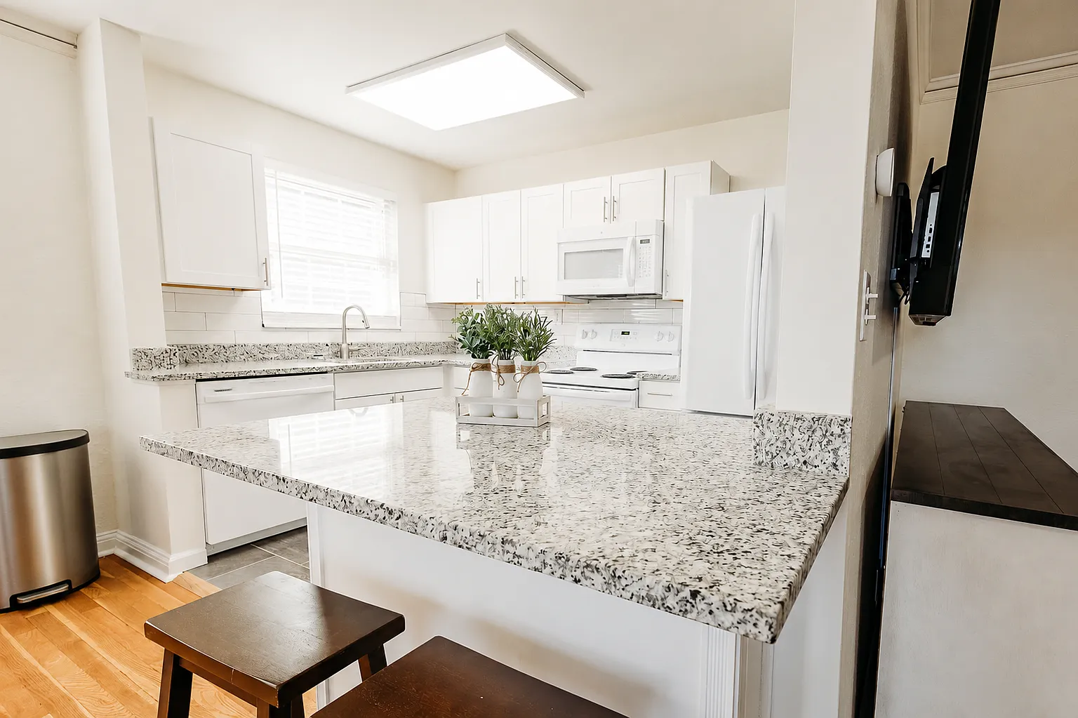 2 bed, 700 sqft, $1,325 — Photo 1