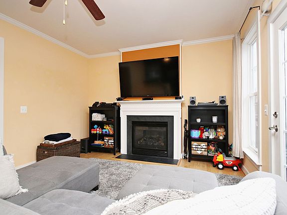3rd image of 936 Raymond Rd