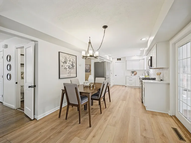 724 Yorkshire Dr — Photo 22