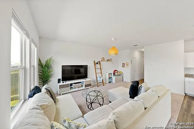 4 bed, 3.0 bath, 2261 sqft, $2,300 — Photo 3