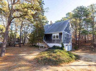 19 Pinewood Ln, Oak Bluffs, MA 02557