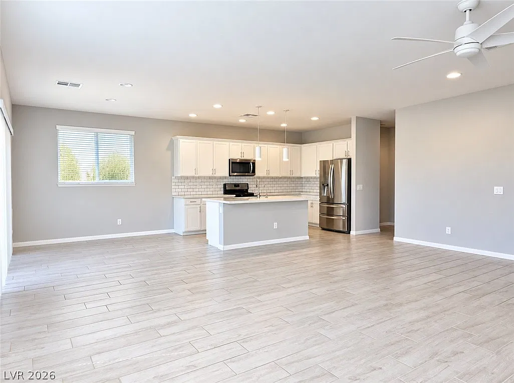 3 bed, 2.5 bath, 2299 sqft, $2,295 — Photo 4