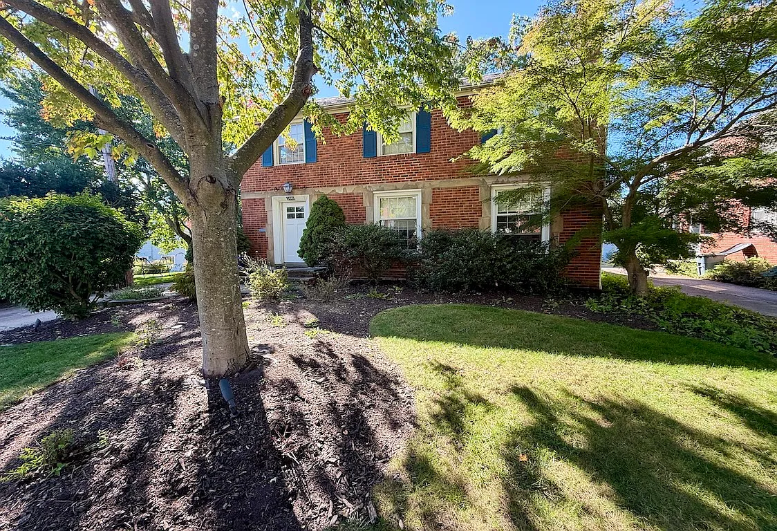 3 bed, 1.5 bath, 1998 sqft, $2,800 — Photo 2