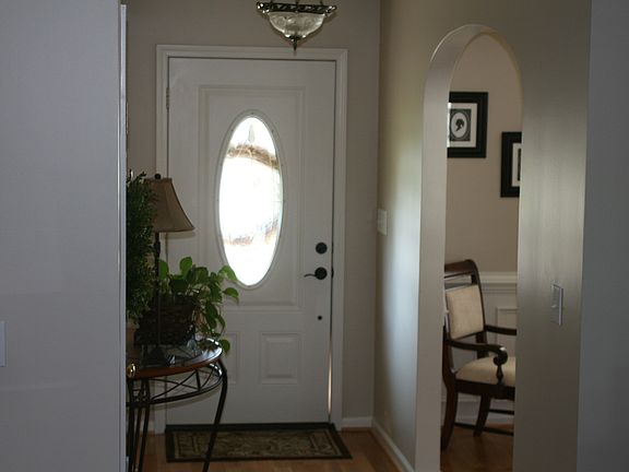 Foyer, Dining room to the right