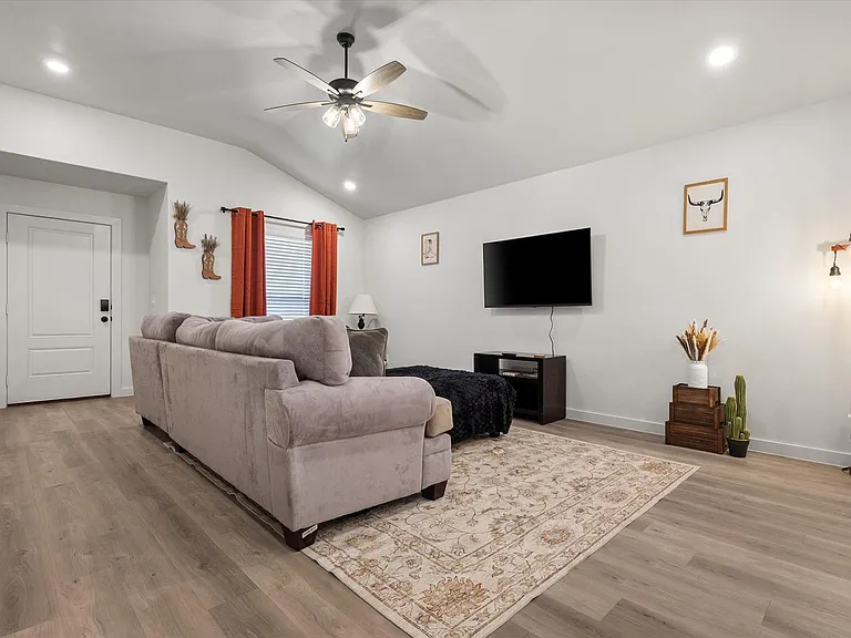 2133 Langford Ave — Photo 6