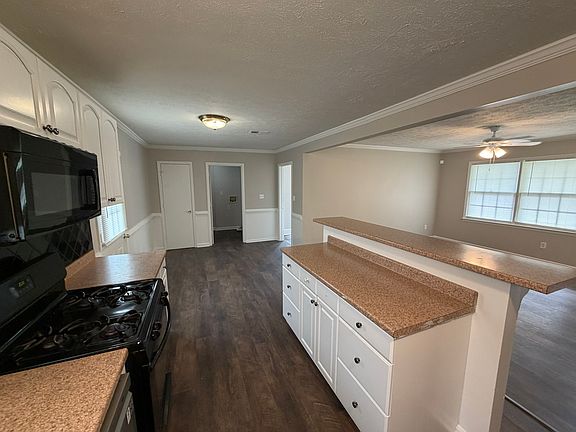 3rd image of 350 Fennel Way SW