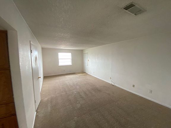 4th image of 1005 E Side Dr #D