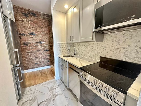 3rd image of 172 Prince St APT 4B