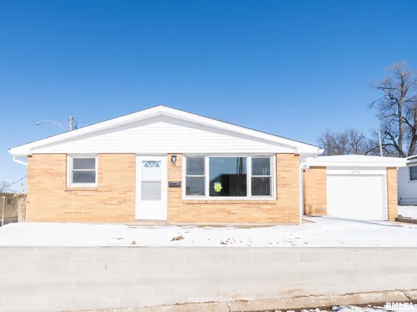 1111 Koch St, Pekin, IL 61554