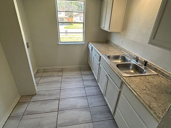 4th image of 2522 Emerald Dr