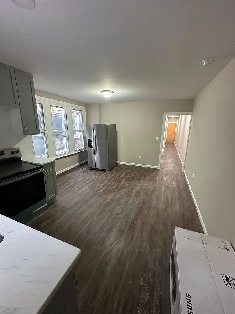 6109 W Jefferson St — Photo 2