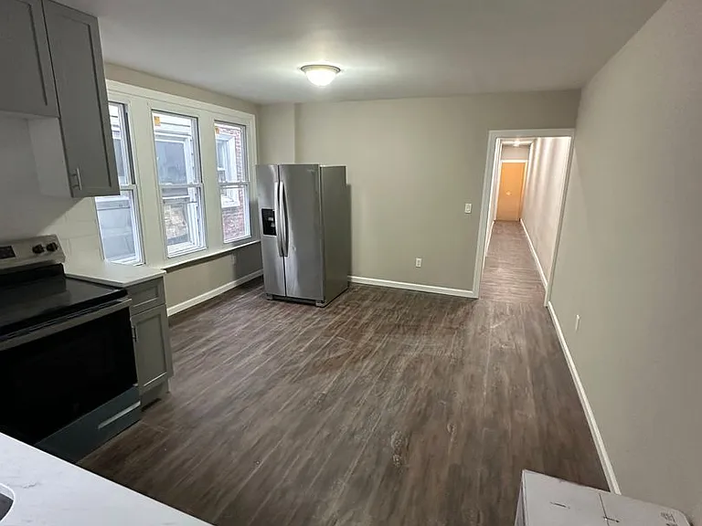 6109 W Jefferson St — Photo 2