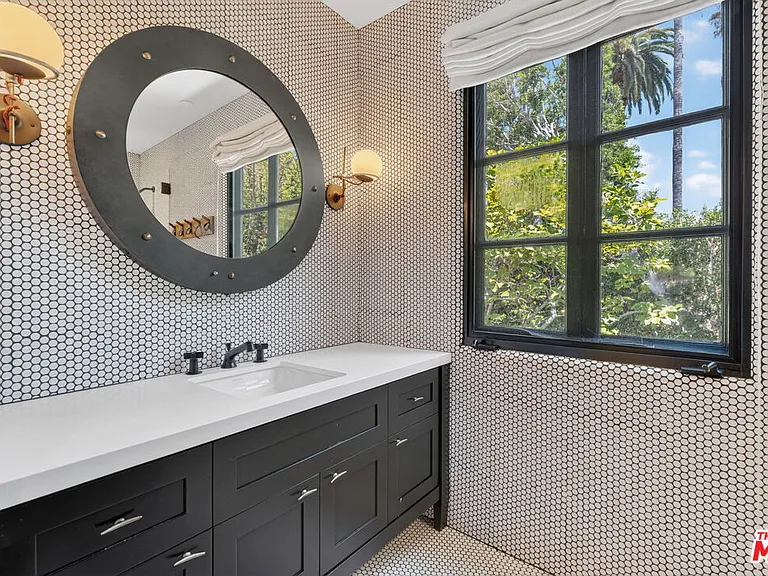 729 N Bedford Dr — Photo 34