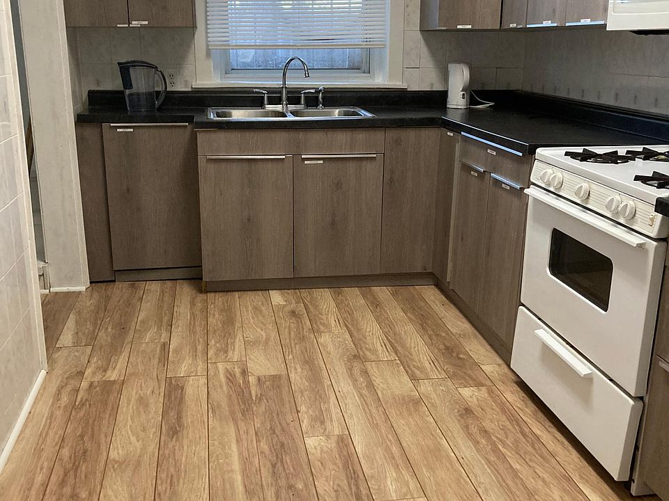 2nd image of 711 Main St