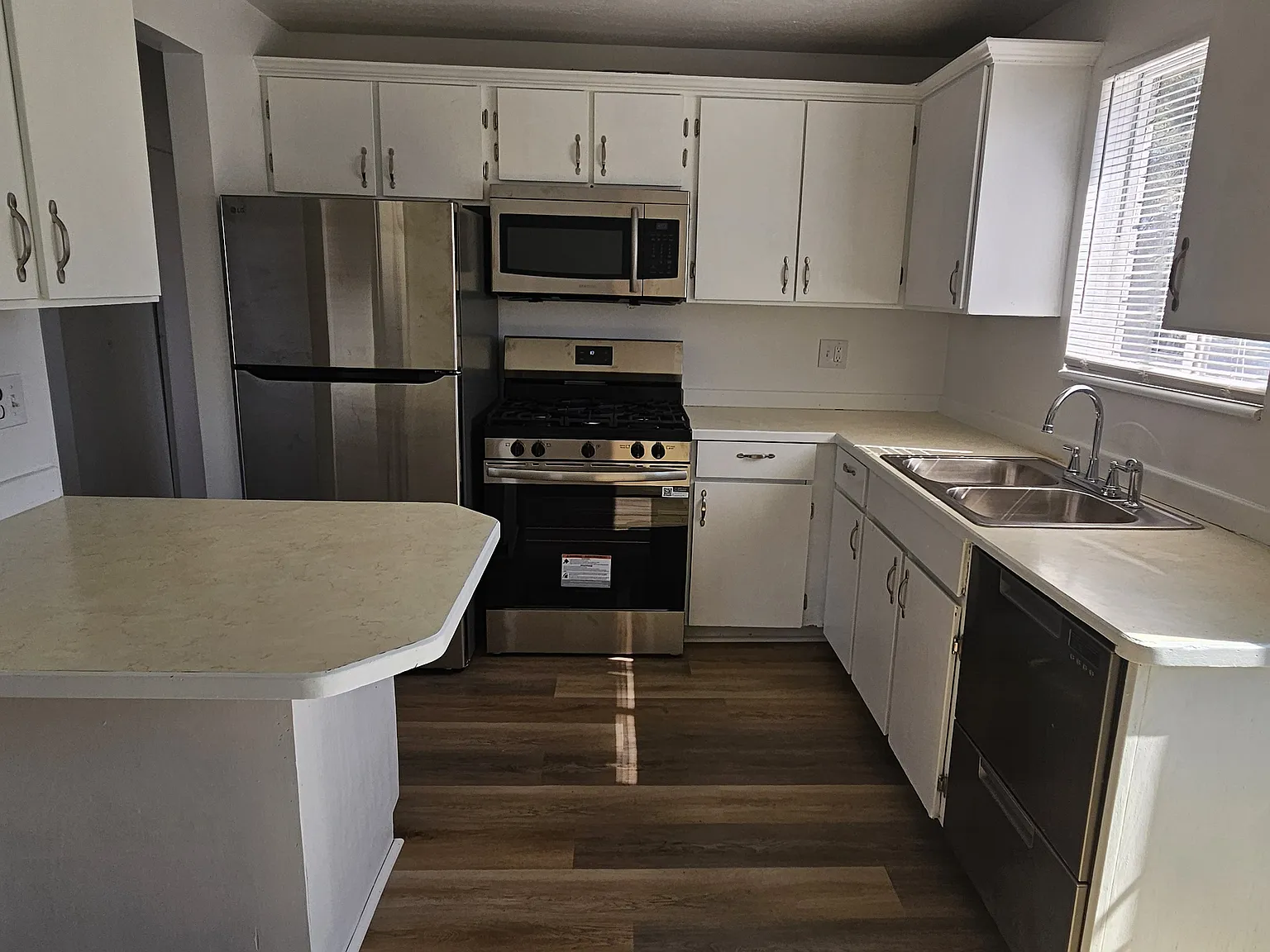 6 bed, 1800 sqft, $2,499 — Photo 2