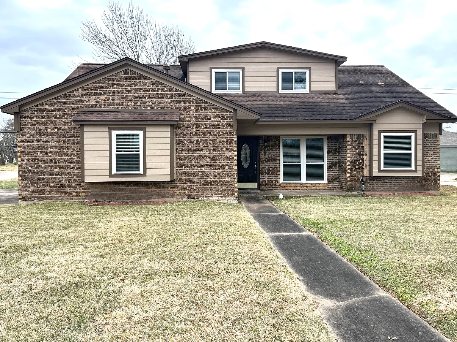 4 bed, 1872 sqft, $1,900 — Photo 1