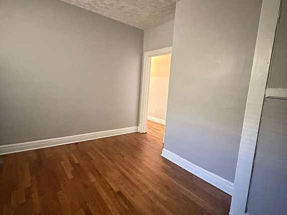 3rd image of 609-611 E Mallory Ave #609