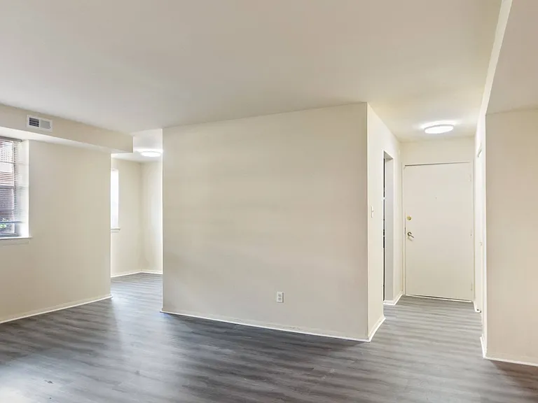Pebble Hill Apartments — Photo 7