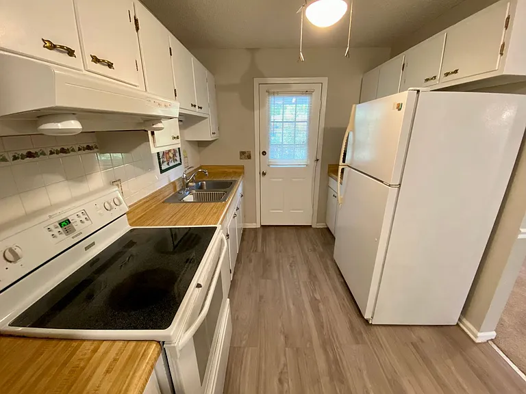21 Cavalier Ct #D — Photo 6
