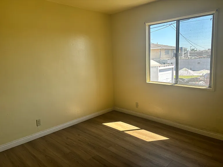 San Antonio Ave — Photo 6