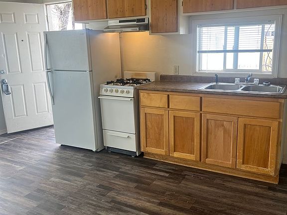 2nd image of 214 SW M St #4