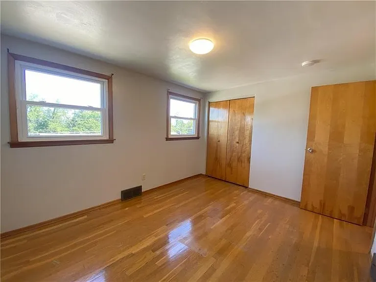439 Crestview Dr — Photo 22