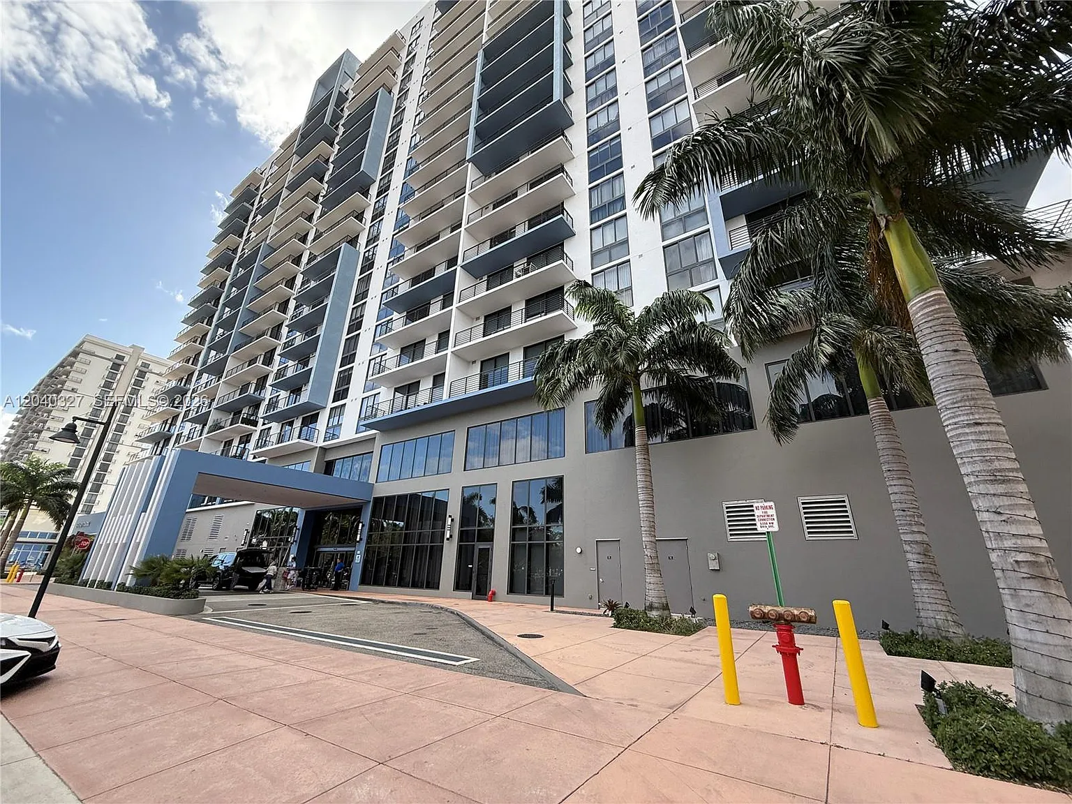 5350 Park Condo — Photo 2