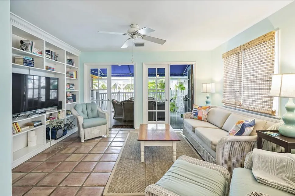 2 bed, 2.5 bath, 960 sqft, $4,500 — Photo 3