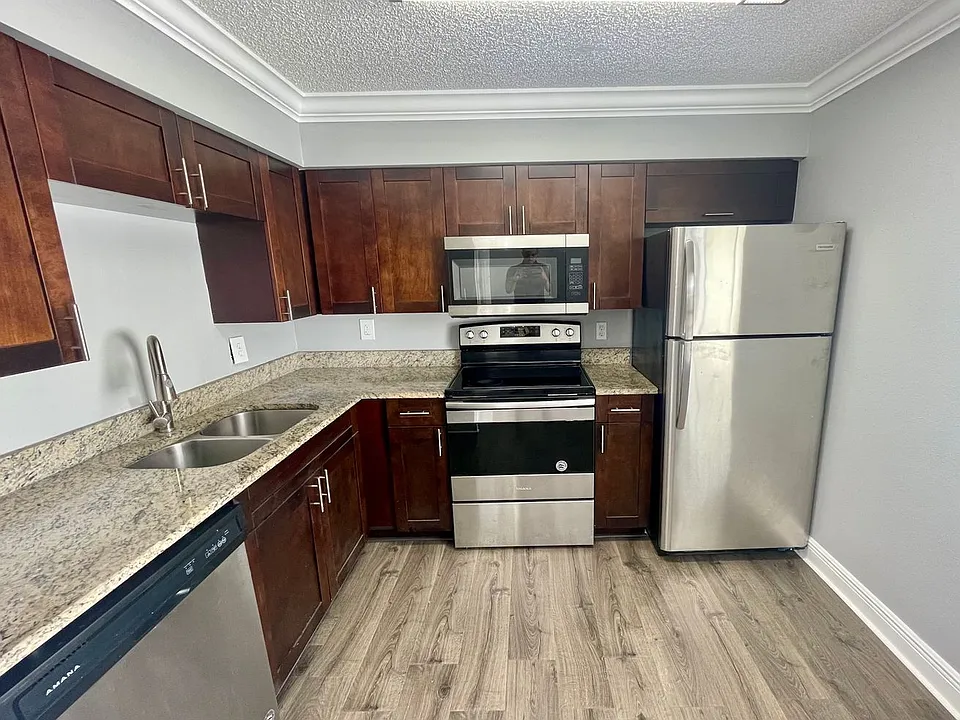 910 Alicia Ave #4A